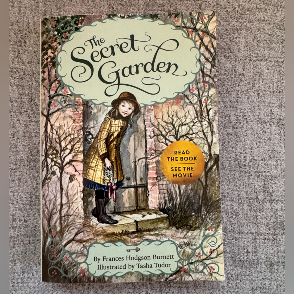 The Secret Garden Book by Frances Hodgson Burnett in Paperback